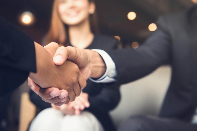 Businessmennesker blir partnere Businessmennesker blir partnere