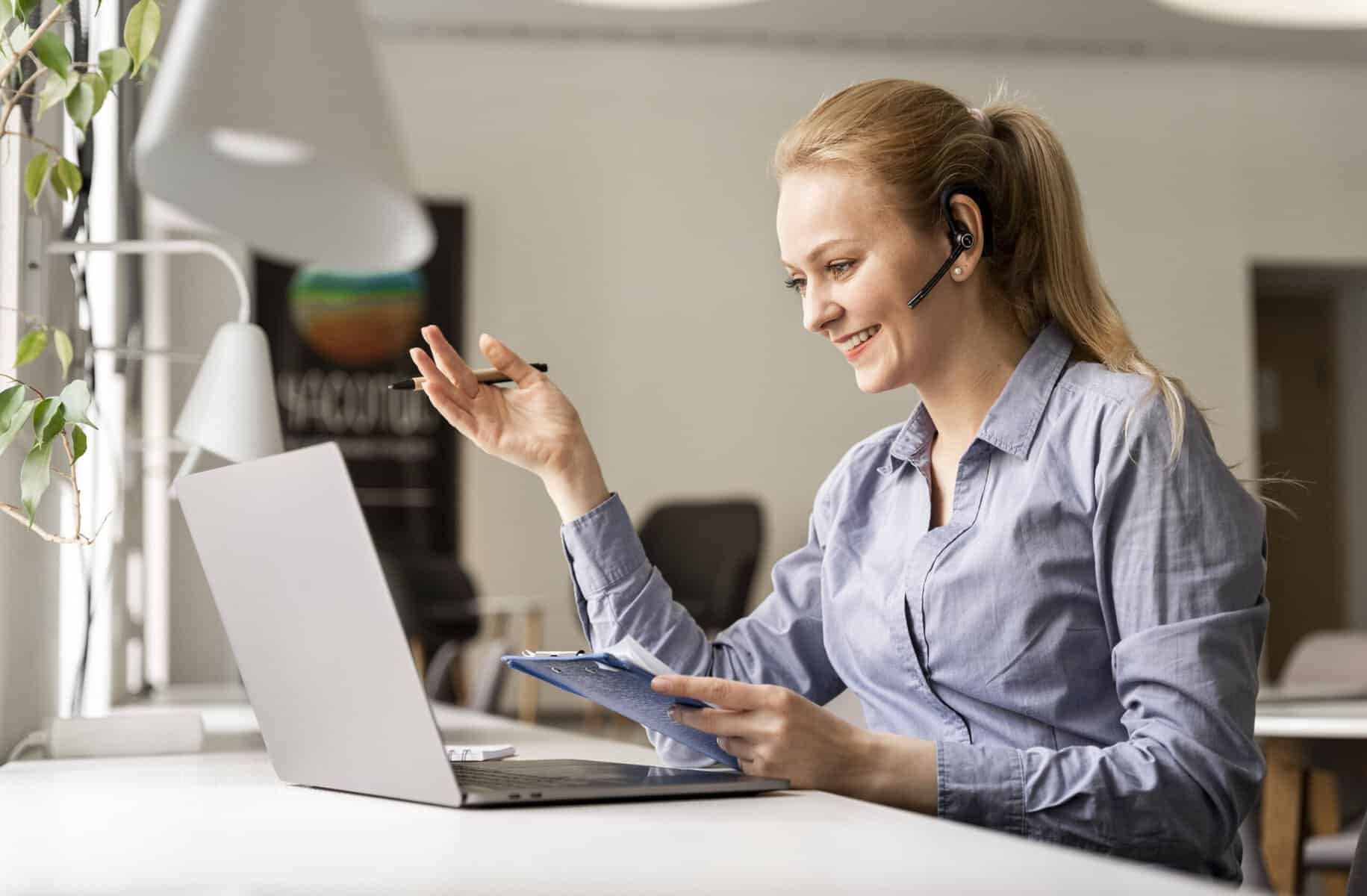 Alt-text: Woman does e-learning in front of computer.