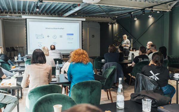 Association training course Group seated in a modern room watching a presenter at the screen, representing association courses and events.